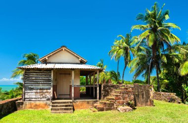 Royale Adası 'ndaki eski ev. Fransız Guyanası, Güney Amerika' daki Kurtuluş Adalarından biri.