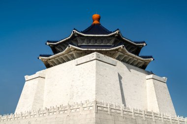 Tayvan 'ın Taipei kentindeki Özgürlük Meydanı' ndaki Chiang Kai-shek Anıt Salonu açık mavi gökyüzünün altında.
