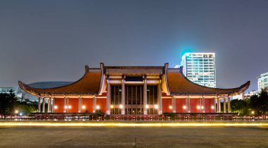 Tayvan 'ın Taipei kentindeki Sun Yat-sen Memorial Hall' da geleneksel Çin mimari tasarımı sergilenmektedir ve Çin Cumhuriyeti 'nin kurucusu onuruna geceleri aydınlık olarak ayakta durmaktadır..