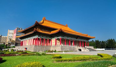 Tayvan 'ın Taipei kentindeki Ulusal Tiyatro Liberty Meydanı' nda bulunan ve turuncu renkli çatısı, kırmızı sütunları ve karmaşık mimari detayları olan geleneksel Çin tarzı büyük bir binadır..