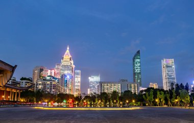 Taipei, Tayvan 'ın modern gökyüzü alacakaranlıkta parlıyor. Işıklı gökdelenler Zhongshan Parkı' nın üzerinde yükseliyor. Şehir mimarisi ve akşam huzurunun canlı bir karışımını sergiliyor..