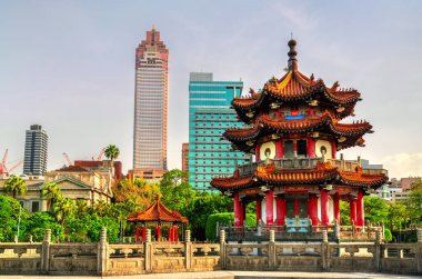 228 Barış Anıt Parkı, Taipei, Tayvan 'daki geleneksel Çin pavyonu, kültürel miras ve kentsel kalkınma arasındaki zıtlığı yansıtan modern gökdelenlerin arkaplanının önünde zarif bir şekilde duruyor..