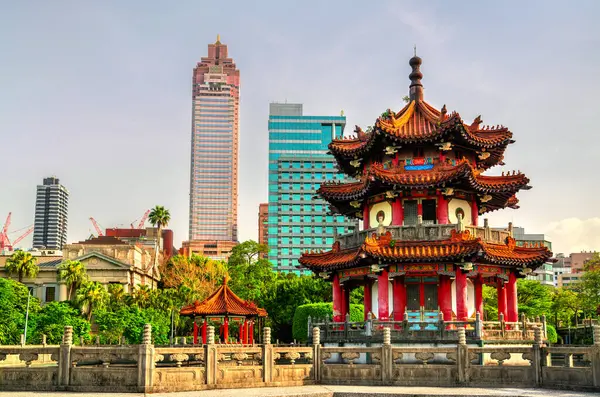 228 Barış Anıt Parkı, Taipei, Tayvan 'daki geleneksel Çin pavyonu, kültürel miras ve kentsel kalkınma arasındaki zıtlığı yansıtan modern gökdelenlerin arkaplanının önünde zarif bir şekilde duruyor..