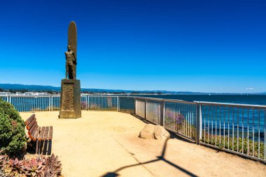 Santa Cruz, California - 18 Ağustos 2024: West Cliff Drive 'da Onur Sörfü başlıklı anıt, şehrin sörf mirasını kutluyor.