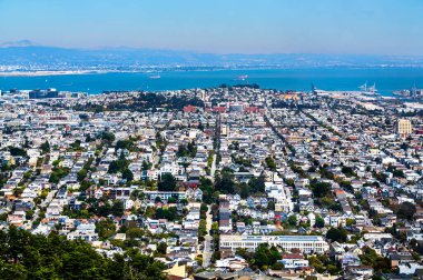 Açık bir yaz gününde San Francisco Körfezi ve East Bay tepeleri ile birlikte doğu San Francisco 'daki doğu mahallelerinin panoramik görüntüsü yükseldi. Kaliforniya, Birleşik Devletler