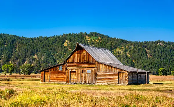T.A. ABD 'nin Wyoming eyaletindeki Grand Teton Ulusal Parkı' ndaki Mormon Row Tarihi Bölgesi 'ndeki Moulton ahırı.