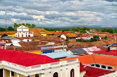 Granada, Nikaragua 'nın kırmızı kiremitli çatılarının manzarası, çarpıcı bir gökyüzü altında şehrin renkli koloni mimarisini ve yemyeşil Nikaragua manzarasını gözler önüne seriyor.