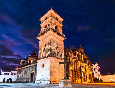 La Merced Kilisesi Granada, Nikaragua, Orta Amerika 'da Gece Aydınlandı