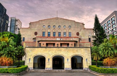 Tayvan 'ın Taipei kentindeki tarihi bir halk konferans salonu olan Zhongshan Hall' un günbatımı, görkemli tuğlalı cephesi, kemerli girişleri ve Batı ve Doğu Asya mimari etkilerinin karışımı ile tanınıyor. Etrafı verimli peyzaj ve modern binalarla çevrili.
