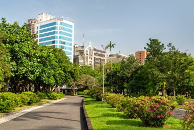 Tayvan 'ın Taipei kentindeki 228 Barış Anıt Parkı' ndaki yemyeşil patika, çiçek açan açelyalar, manikürlü çitler ve şehir binalarının arka planında yoğun ağaçlarla çevrili. Bu sakin şehir parkı, 1947 'deki 28 Şubat olayının kurbanlarını anmaktadır.