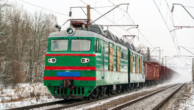 Ukrayna 'nın Kyiv Oblastı' nda kışın ağır bir yük treni taşıyan eski Sovyet elektrikli lokomotifi.