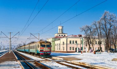 Ukrayna 'nın Kyiv Oblastı' ndaki Myronivka istasyonunda kışın eski Sovyet elektrikli banliyö treni
