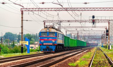 Siversk, Ukrayna - 27 Haziran 2011: Eski Sovyet yapımı elektrikli lokomotif Siversk, Donetsk bölgesinde bir yük treni taşıyor. Mekan, Russo-Ukrayna Savaşı 'nda aktif bir savaş alanı.