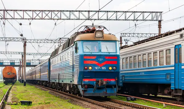 Siversk, Ukrayna - 27 Haziran 2011: Siversk, Donetsk bölgesinde bir yolcu trenini taşıyan elektrikli lokomotif. Mekan, Russo-Ukrayna Savaşı 'nda aktif bir savaş alanı.