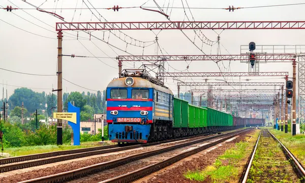 Siversk, Ukrayna - 27 Haziran 2011: Eski Sovyet yapımı elektrikli lokomotif Siversk, Donetsk bölgesinde bir yük treni taşıyor. Mekan, Russo-Ukrayna Savaşı 'nda aktif bir savaş alanı.