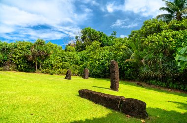 Okyanusya 'daki Mikronezya, Palau' daki Babeldaop Adası 'ndaki Badrulchau Taşı Monolit heykelleri.