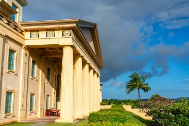 Babeldaob Adası, Palau, Mikronezya, Okyanusya 'daki Melekeok eyaletinin başkenti Ngerulmud' daki Palau hükümetine ev sahipliği yapmaktadır.