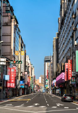 Taipei, Tayvan - 15 Nisan 2025: Zhongzheng Bölgesi Hengyang Yolu 'nun aşağısında, renkli dikey tabelalı orta katlı binalar tarafından çevrelenmiş. Sabah ışığı mimariyi ve sessiz sokağı vurguluyor, net bir bakış açısı sunuyor.