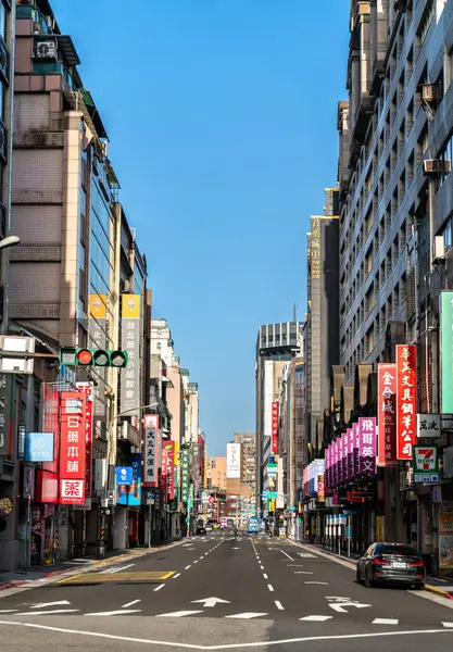 Taipei, Tayvan - 15 Nisan 2025: Zhongzheng Bölgesi Hengyang Yolu 'nun aşağısında, renkli dikey tabelalı orta katlı binalar tarafından çevrelenmiş. Sabah ışığı mimariyi ve sessiz sokağı vurguluyor, net bir bakış açısı sunuyor.