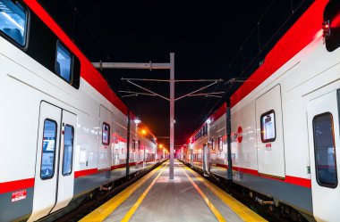 San Francisco, California - 11 Kasım 2024: Elektrikli banliyö trenleri Kaliforniya, ABD 'de San Francisco İstasyonu' nda