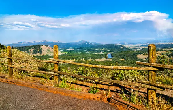 Sinyal Dağı 'na manzaralı bir bakış, Amerika Birleşik Devletleri' nin Wyoming kentindeki Grand Teton Ulusal Parkı 'nın ormanlık arazisinden geçen Yılan Nehri' nin geniş bir manzarasını sunar. Kırsal ahşap çitler tepelerden, ovalardan ve uzaklardan oluşan geniş bir panorama oluşturuyor.