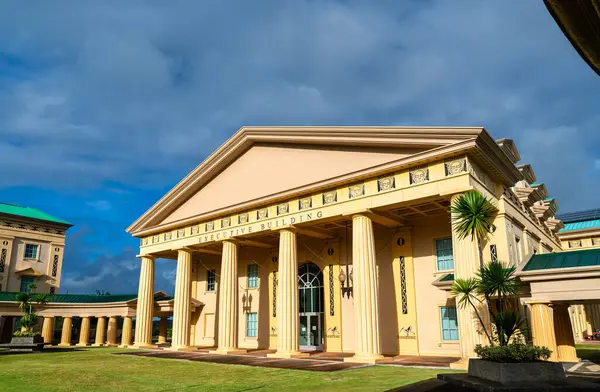 Babeldaob Adası, Palau, Mikronezya, Okyanusya 'daki Melekeok eyaletinin başkenti Ngerulmud' daki Palau hükümetine ev sahipliği yapmaktadır.