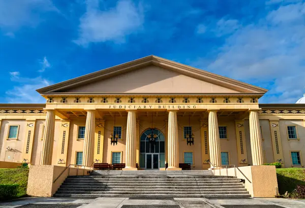 Ngerulmud 'daki Palau Yüksek Mahkemesi' ne, Babeldaob Adası 'ndaki Melekeok eyaletinin ulusal başkentine, Palau' ya, Mikronezya 'ya, Okyanusya ev sahipliği yapmaktadır.