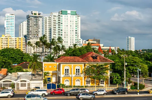 Koloni tarzı sarı ev, Kolombiya 'nın işlek caddelerinin arkasındaki Cartagena' nın uzun ve modern binalarıyla tezat oluşturuyor.