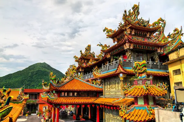 Juifen Ruifang Bölgesi 'ndeki Shengming Tapınağı, New Taipei, Tayvan' da süslü ejderha heykelleri, karmaşık oymalar ve geleneksel fayanslı çatısını süsleyen canlı kırmızı fenerler sergilenmektedir. Bu Taoist tapınağı çarpıcı bir örnek.