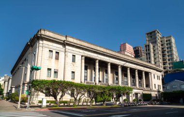 Tayvan 'ın neoklasik bankasının genel merkezi, Taipeis Zhongzheng Bölgesi' nin güneşli bir sokak köşesinde yer alıyor. Yüksek granit sütunları ve simetrik taş cephesi, yakındaki modern yüksek binalarla tezat oluşturuyor..