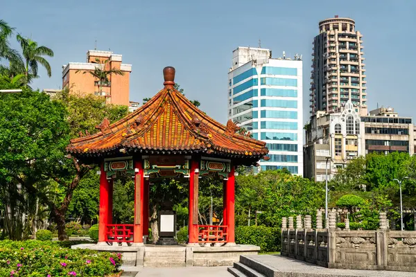 228 Barış Anıt Parkı, Taipei, Tayvan 'daki geleneksel Çin pavyonu, kültürel miras ve kentsel kalkınma arasındaki zıtlığı yansıtan modern gökdelenlerin arkaplanının önünde zarif bir şekilde duruyor..