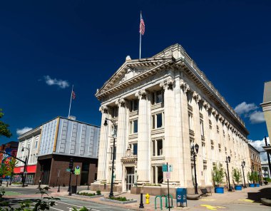 Pittsfield, Massachusetts - 26 Mayıs 2025: Pittsfield, ABD 'deki Tarım Ulusal Bankası, süslü beyaz taş cephesini ve uzun Corinthian sütunlarını parlak mavi gökyüzünün altında gösteriyor