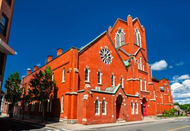 Pittsfield, Massachusetts, ABD 'deki Birinci Birleşik Metodist Kilisesi Gotik Diriliş kemerlerini, gül pencerelerini ve köşe kulelerini canlı bir yaz gökyüzünün altında sergiliyor..