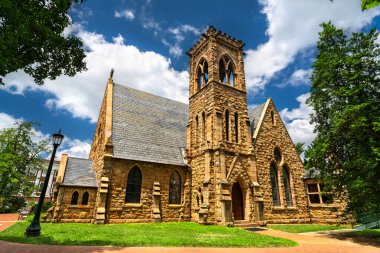 ABD 'nin Charlottesville kentindeki Virginia Üniversitesi kampüsündeki Gotik tarzı Üniversite Şapeli' nde sivri kemerler, vitraylı pencereler ve ağaçlarla çevrili bir çan kulesi bulunuyor.