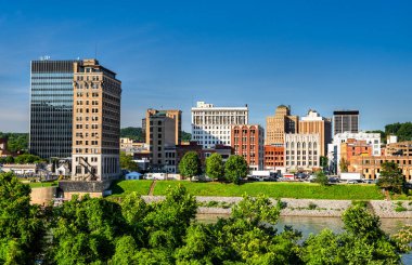 Charleston şehri, Batı Virginia, Birleşik Devletler, Kanawha Nehri boyunca modern ve tarihi mimarinin bir karışımını sergiliyor.