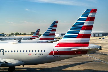 Charlotte, Kuzey Carolina - 4 Temmuz 2025: Charlotte Douglas Uluslararası Havalimanı CLT 'ye park edilmiş Çoklu Amerikan Havayolları. Fotoğraf, Amerikan Havayolları 'nın büyük bir merkezindeki operasyonların ölçeğini yansıtıyor.