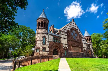 Alexander Hall, 1894 'te New Jersey' deki Princeton Üniversitesi kampüsünde Richardsonian Romanesk tarzında inşa edildi.