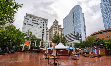 Portland, Oregon - 21 Haziran 2025 Portlands oturma odası olarak bilinen Pioneer Adliyesi Islak ve yağmurlu bir günde bir etkinlik için kurulmuş çadırlar ve masalar