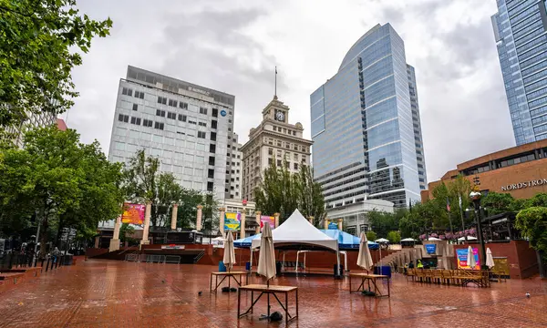 Portland, Oregon - 21 Haziran 2025 Portlands oturma odası olarak bilinen Pioneer Adliyesi Islak ve yağmurlu bir günde bir etkinlik için kurulmuş çadırlar ve masalar