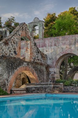 Meksika 'da yüzme havuzunun üstünde su kemeri