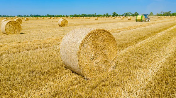 View Bale Straw Harvest Background Tractor Pulling Baler Machine Rolls — Stock Photo, Image