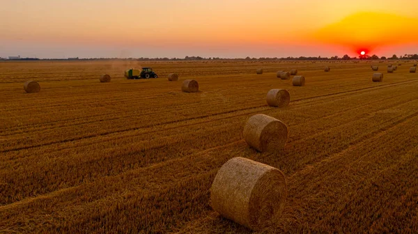 Von Oben Runde Strohballen Nach Der Ernte Hintergrund Zieht Traktor — Stockfoto