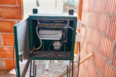 Sigorta kutusu, birçok kablo ve sigortanın bulunduğu kontrol paneli, inşaat alanında elektrik ve dağıtım için elektrik paneli..