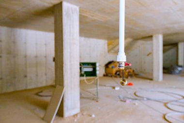 Yangın söndürücünün detaylarını, yangın güvenliği için tasarlanmış entegre su borularının bir parçası olarak kapat.