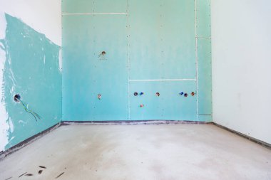 Yeni mutfağın alçı duvarına su ve elektrik bağlantıları kuruldu, bina yapım aşamasında..