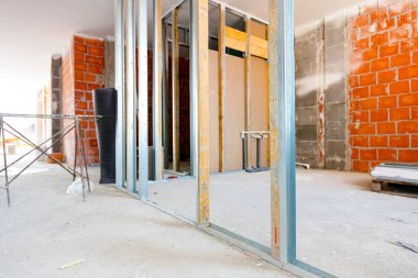 Bölünme duvarı, inşaat halindeki konut binası için metal ve ahşap dikey profil sütunlarını görüntüle.