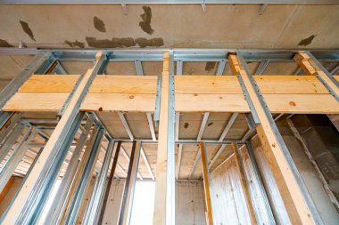 Bölme duvarı ve tavan, inşaat halindeki konut binası için metal ve ahşap dikey profil sütunları çerçevesine bak.