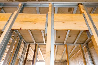 Bölme duvarı ve tavan, inşaat halindeki konut binası için metal ve ahşap dikey profil sütunları çerçevesine bak.