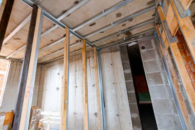 Bölme duvarı ve tavan, inşaat halindeki konut binası için metal ve ahşap dikey profil sütunları çerçevesine bak.