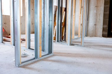 Bölünme duvarı, inşaat halindeki konut binası için metal ve ahşap dikey profil sütunlarını görüntüle.